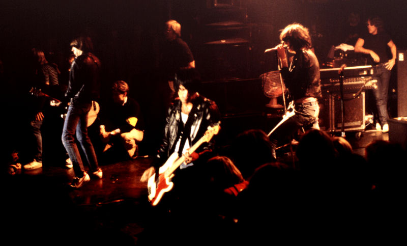 RAMONES.