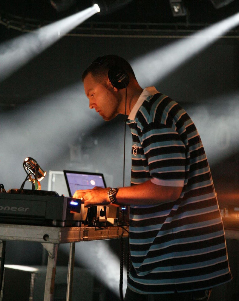 DJ SHADOW.