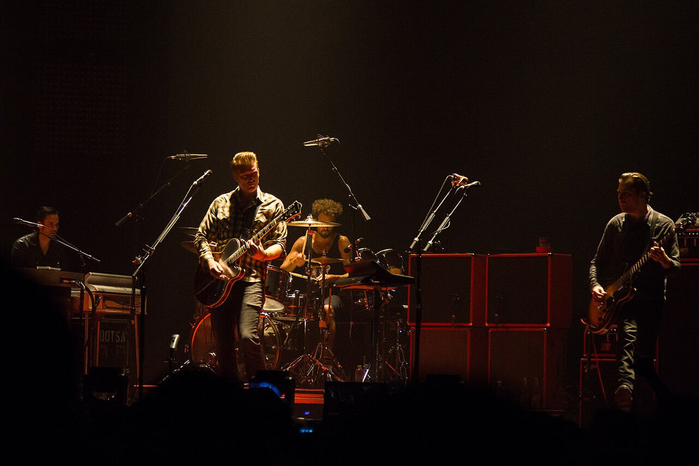 Josh Homme en Queens of the Stone Age tijdens een optreden in 2013