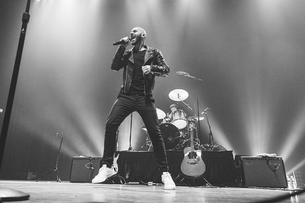 Sam Harris zingt met X Ambassadors tijdens een optreden in 2015