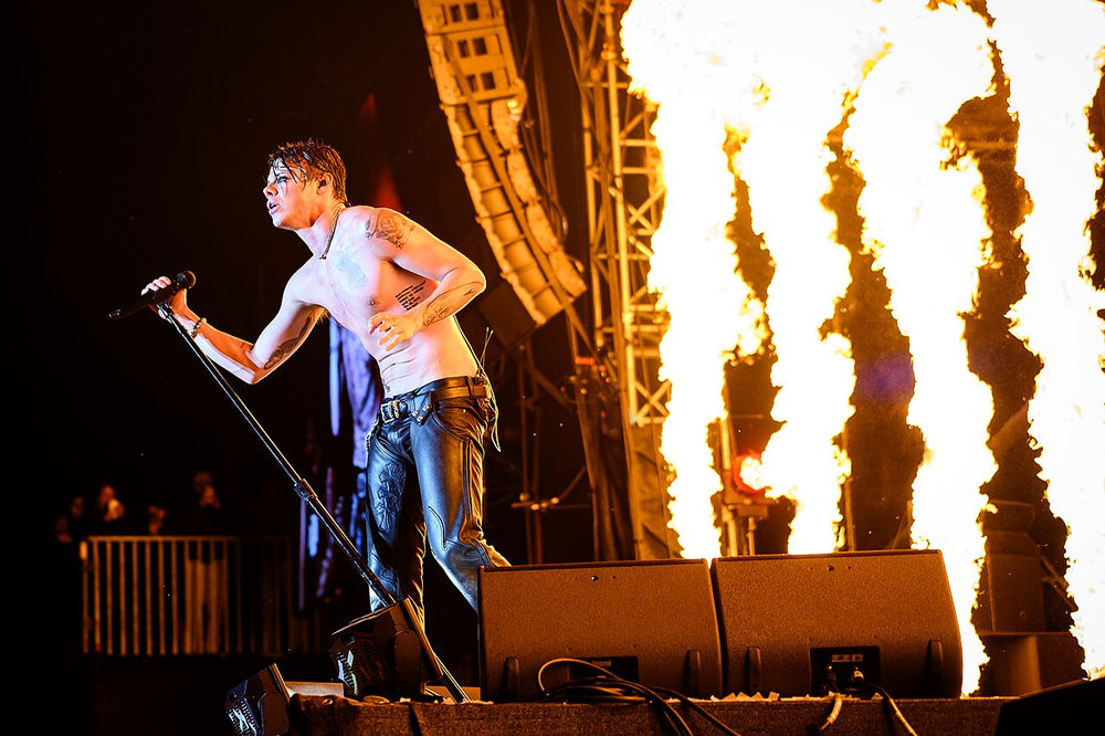 YUNGBLUD bij de microfoon met grote vlammen achter hem tijdens het Taubertal-Festival