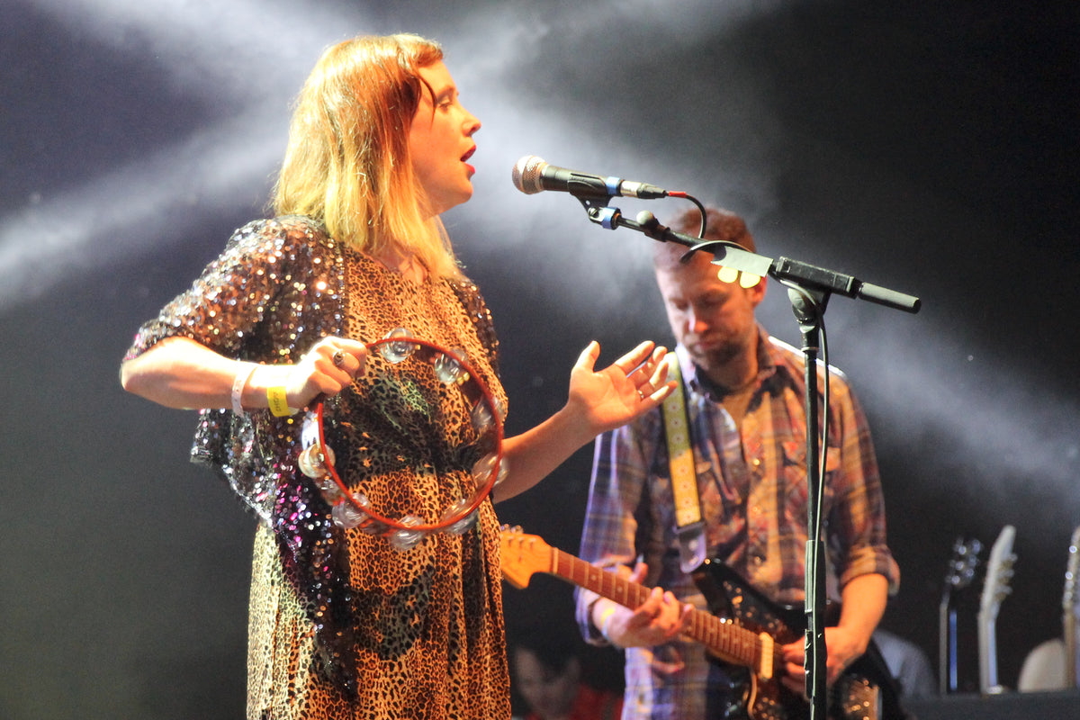 Rachel Goswell van Slowdive zingt tijdens Wave-Gotik-Treffen in 2014.