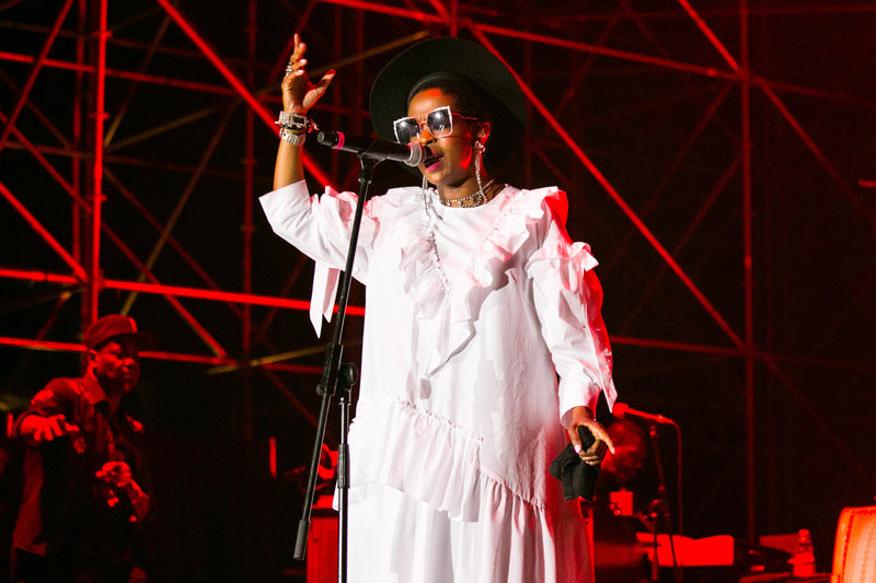 Lauryn Hill zingt in een witte outfit op het Cittadella Music Festival in 2018
