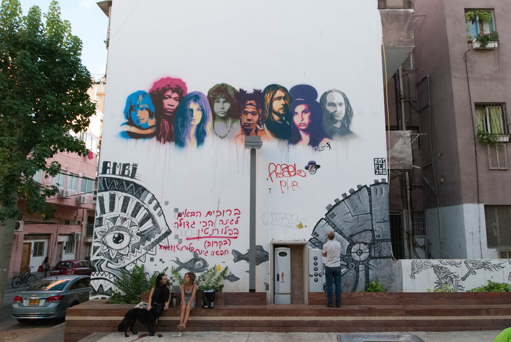 27 Club-muurschildering in Tel Aviv met portretten van onder anderen Brian Jones, Jimi Hendrix, Janis Joplin, Jim Morrison, Kurt Cobain en Amy Winehouse.