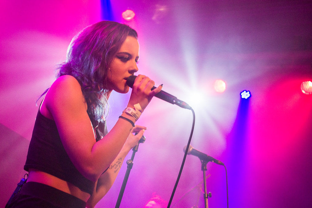 LAKSHMI zingt tijdens een optreden in Paradiso.