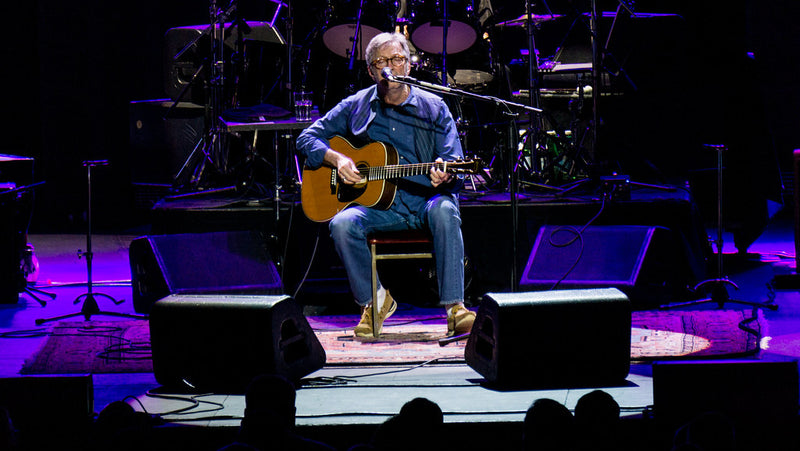 Eric Clapton speelt gitaar in de Royal Albert Hall.