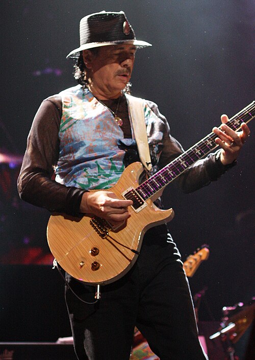 Carlos Santana speelt gitaar in de Acer Arena in Sydney in 2011.