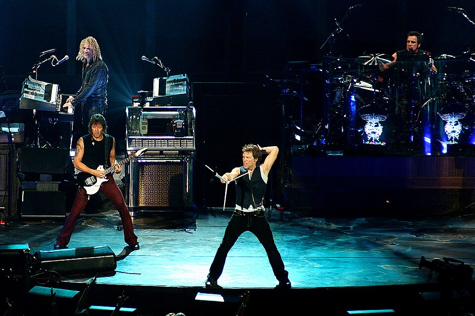 Bon Jovi samen op het podium tijdens een optreden in 2007.
