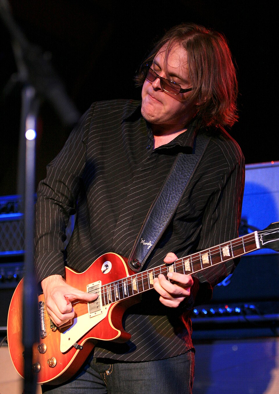 Joe Bonamassa met zijn elektrische gitaar tijdens een optreden.