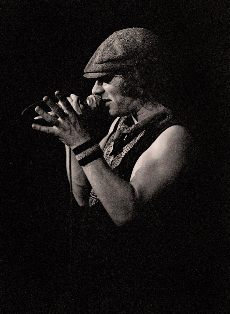 BACK IN BLACK. (AC/DC)