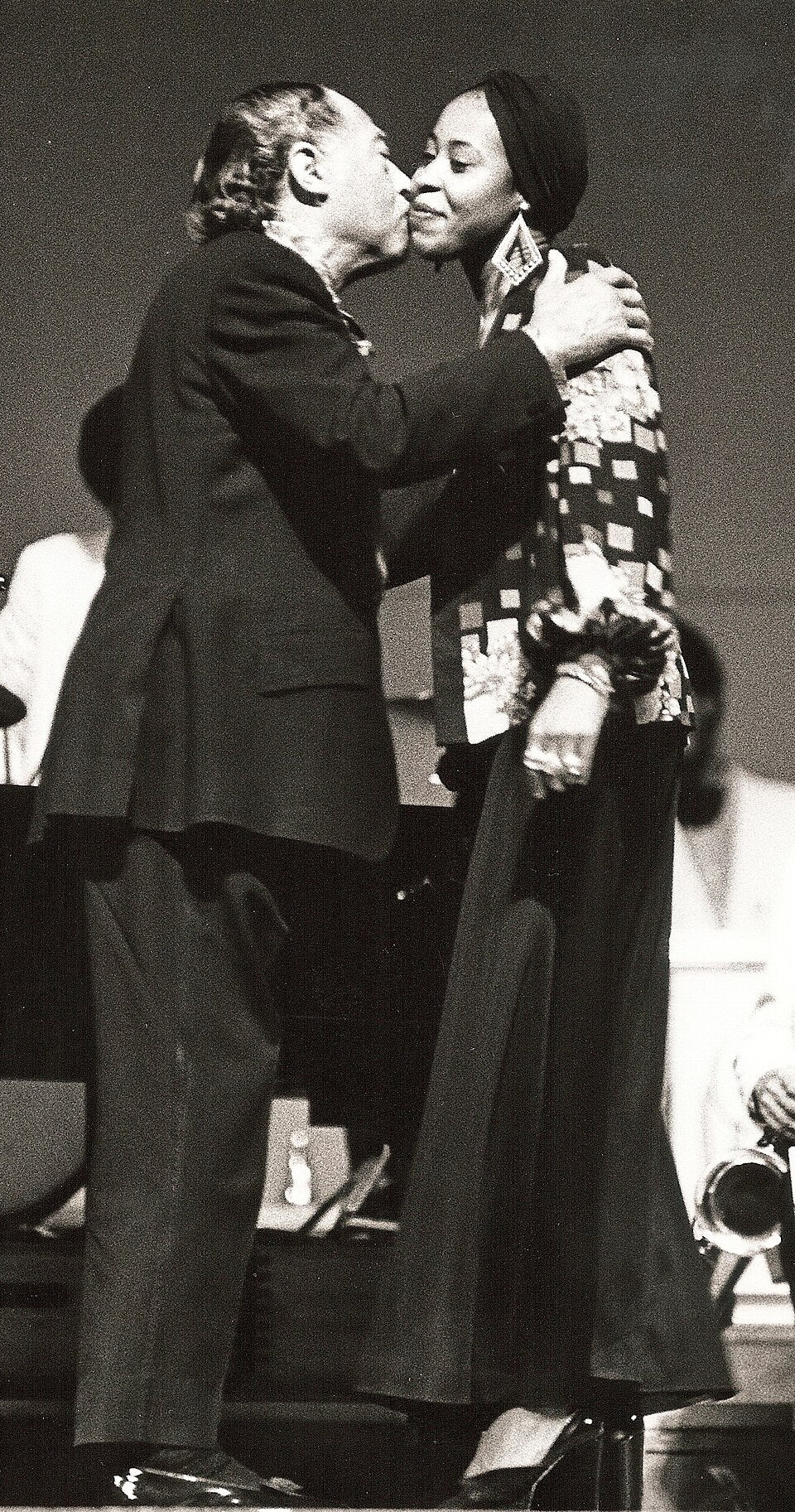 Duke Ellington met een zangeres tijdens een optreden in München in 1973.