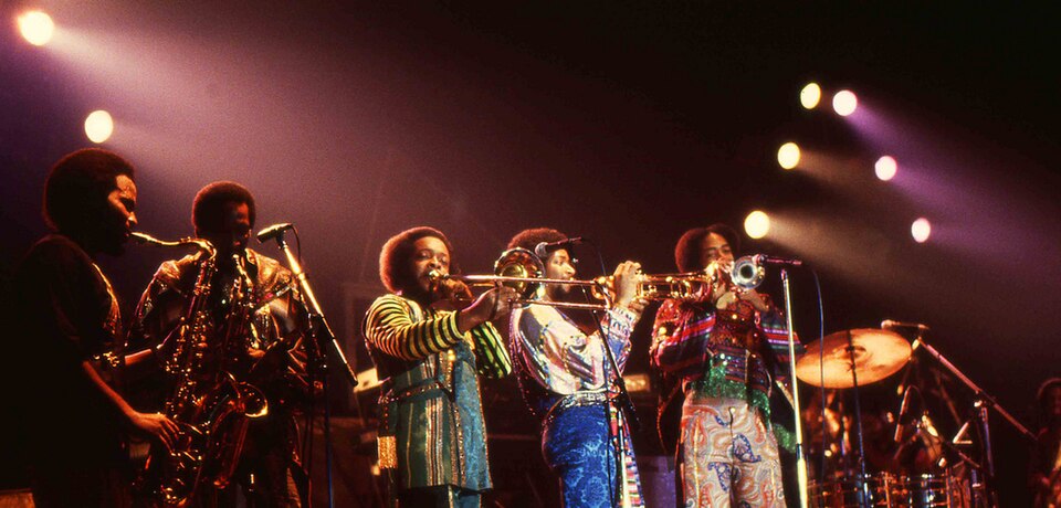 Earth, Wind & Fire tijdens een optreden in 1982.