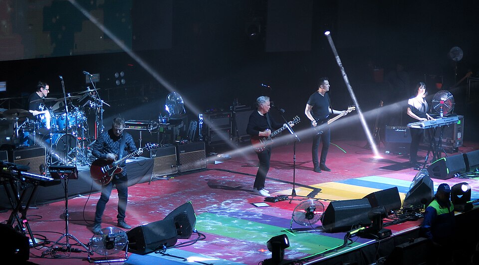 New Order tijdens een concert in Chili in 2019.