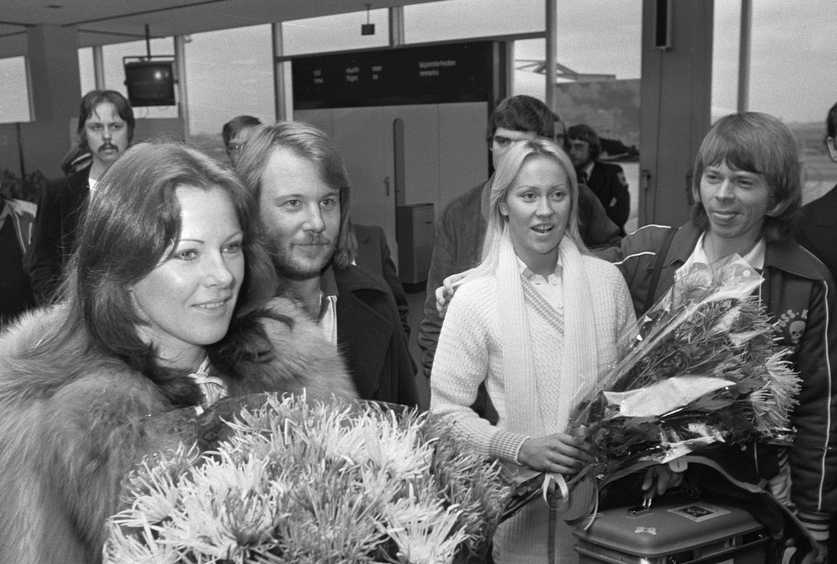 ABBA met bloemen bij aankomst op Schiphol in november 1976