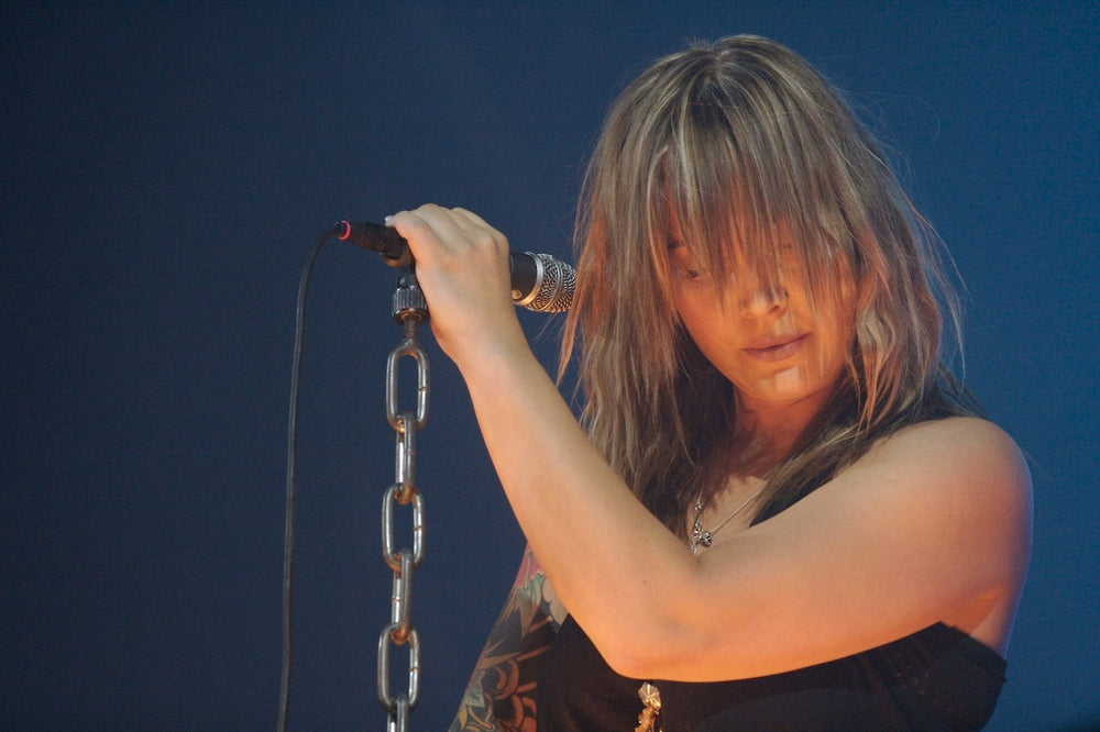 Anouk aan de microfoon tijdens Lowlands op 18 augustus 2006