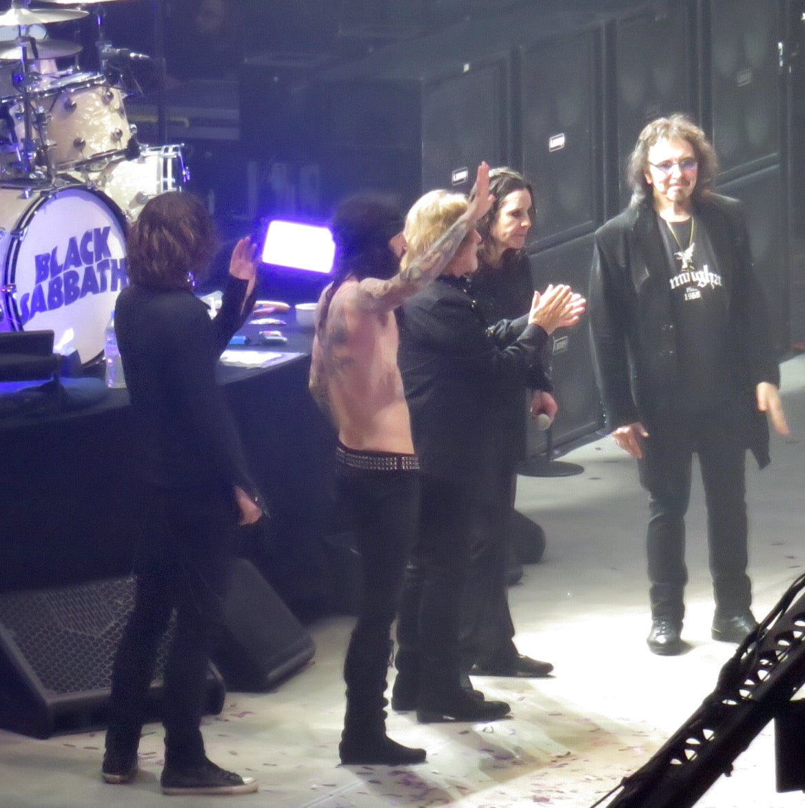 Black Sabbath buigt voor het publiek in Birmingham, met Geezer Butler, Ozzy Osbourne en Tony Iommi, 2017.