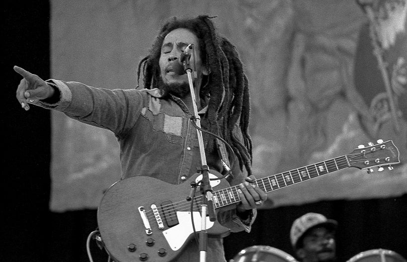 Bob Marley met gitaar op het podium in Dalymount Park, Dublin, 1980