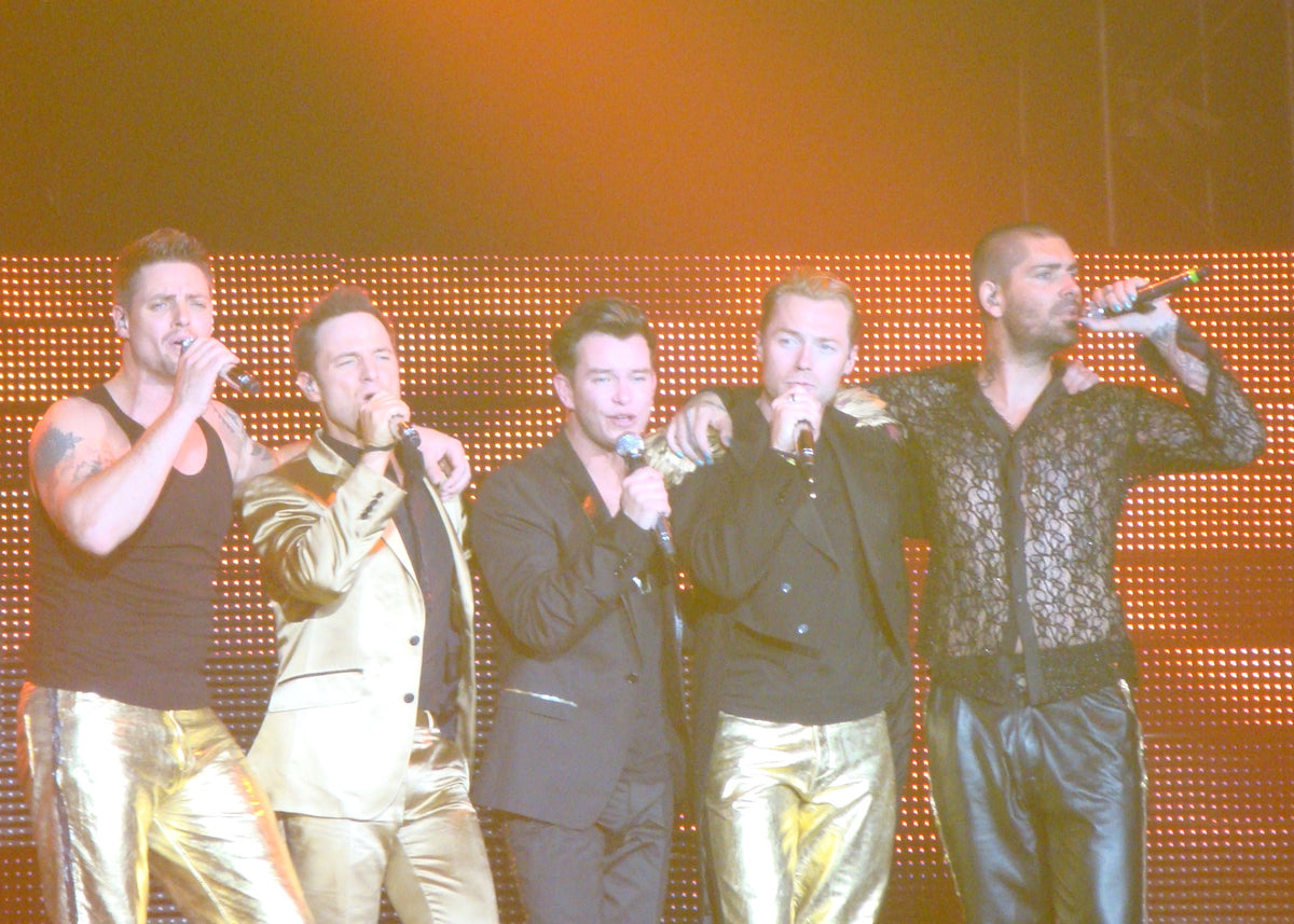 De vijf leden van Boyzone samen op het podium tijdens een concert in juni 2009