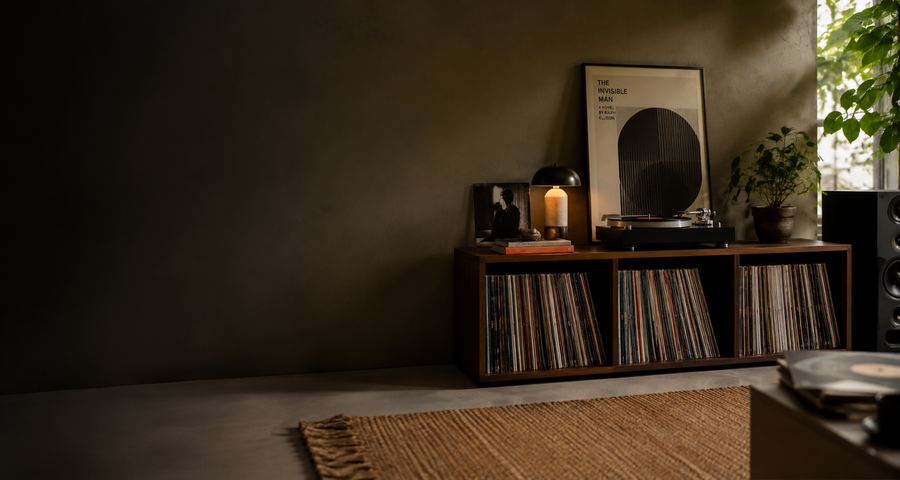 Moderne huiskamer sfeervol met een kast vol elpees en een platenspeler