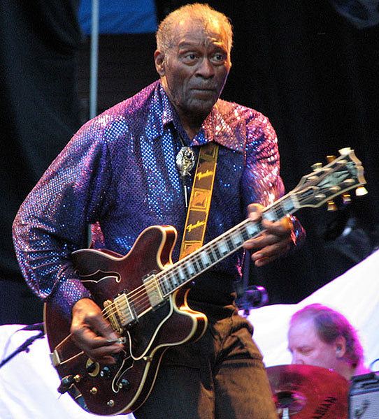 Chuck Berry met gitaar tijdens een concert in Örebro in 2007.