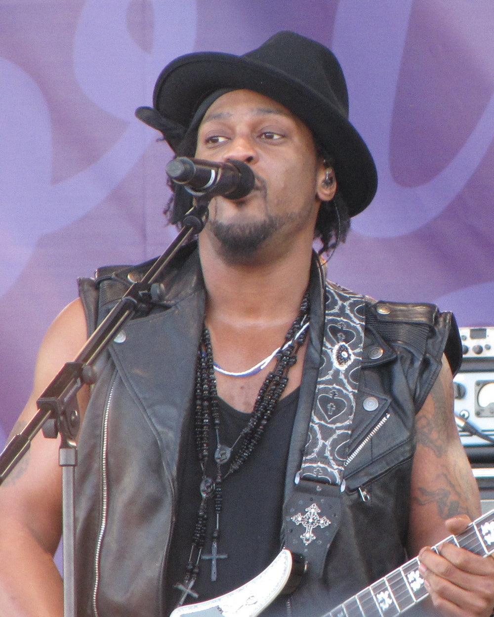 D'Angelo met cowboyhoed, gitaar en microfoon tijdens Pori Jazz in 2012.