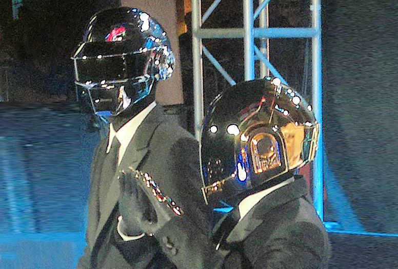 Daft Punk met hun robothelmen bij de première van Tron: Legacy in Los Angeles in 2010