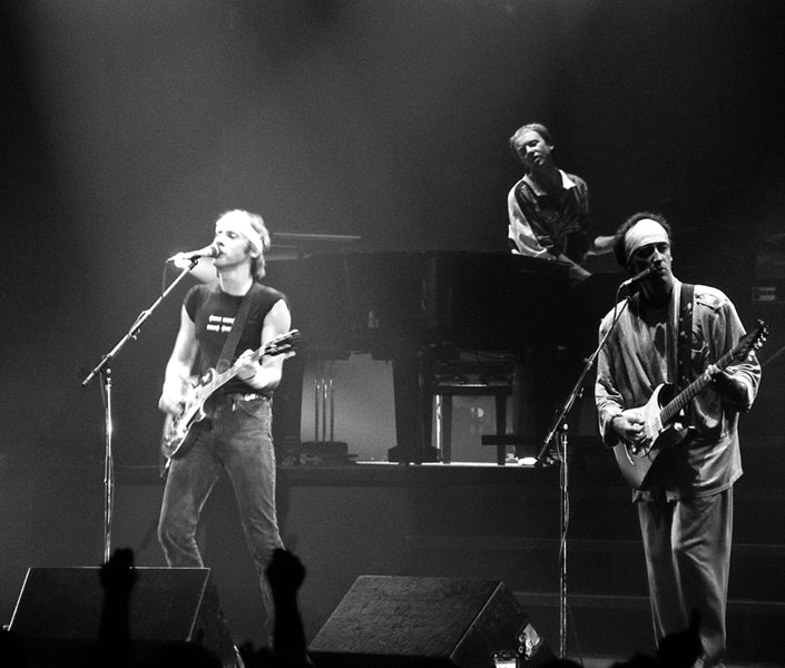 Mark Knopfler, Alan Clark en Jack Sonni van Dire Straits op het podium in Belgrado tijdens de Brothers in Arms-tournee in 1985.