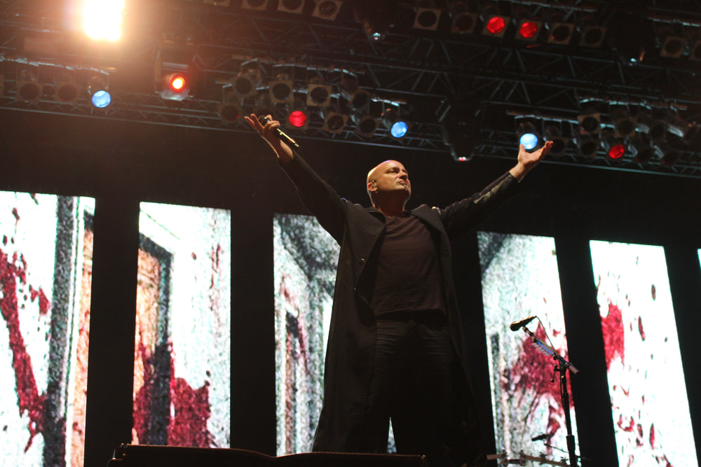 David Draiman van Disturbed met uitgestrekte armen op Nova Rock in 2016