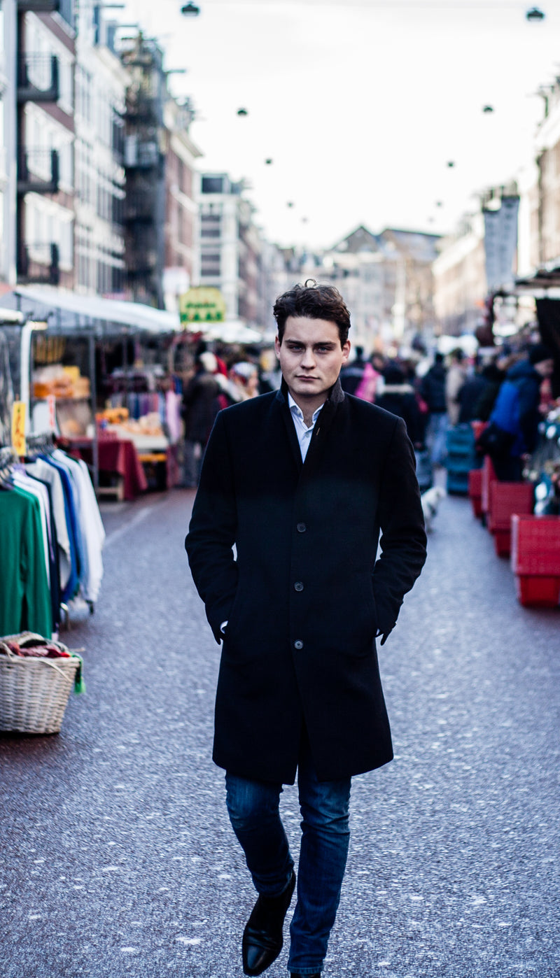 OUTCAST TOWN. (Douwe Bob)