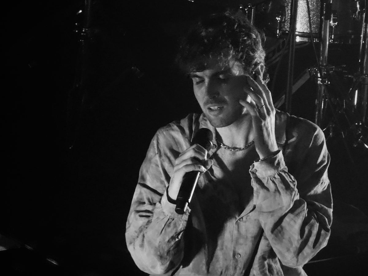 Duncan Laurence geconcentreerd tijdens een optreden in Breda