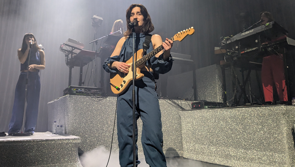 Eefje de Visser en haar band tijdens een concert in SPOT Groningen in 2026