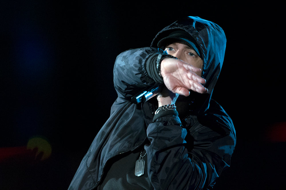 Eminem met microfoon en donkere capuchon tijdens The Concert for Valor in Washington in 2014