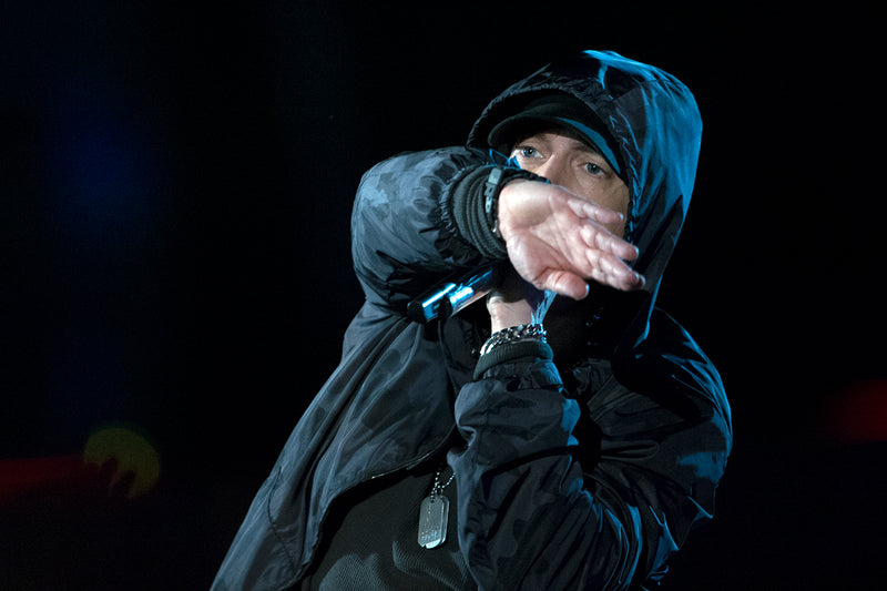 Eminem met microfoon en donkere capuchon tijdens The Concert for Valor in Washington in 2014