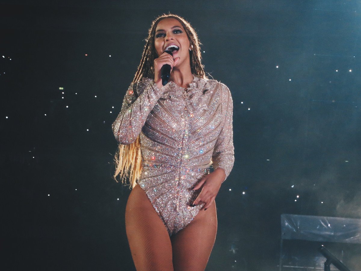 Beyoncé zingt tijdens de Formation World Tour in Wembley Stadium.