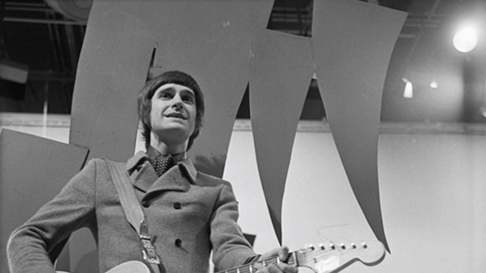 Ray Davies van The Kinks zingt en speelt akoestische gitaar tijdens het televisieprogramma Fanclub in 1967.