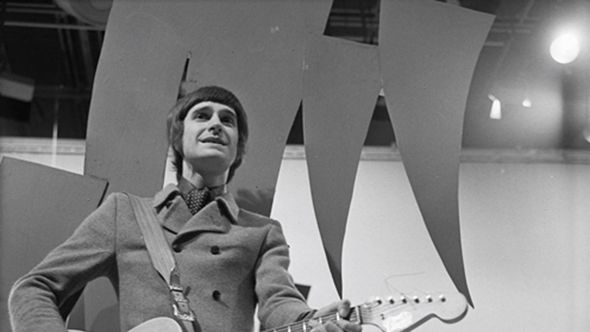 Ray Davies van The Kinks zingt en speelt akoestische gitaar tijdens het televisieprogramma Fanclub in 1967.