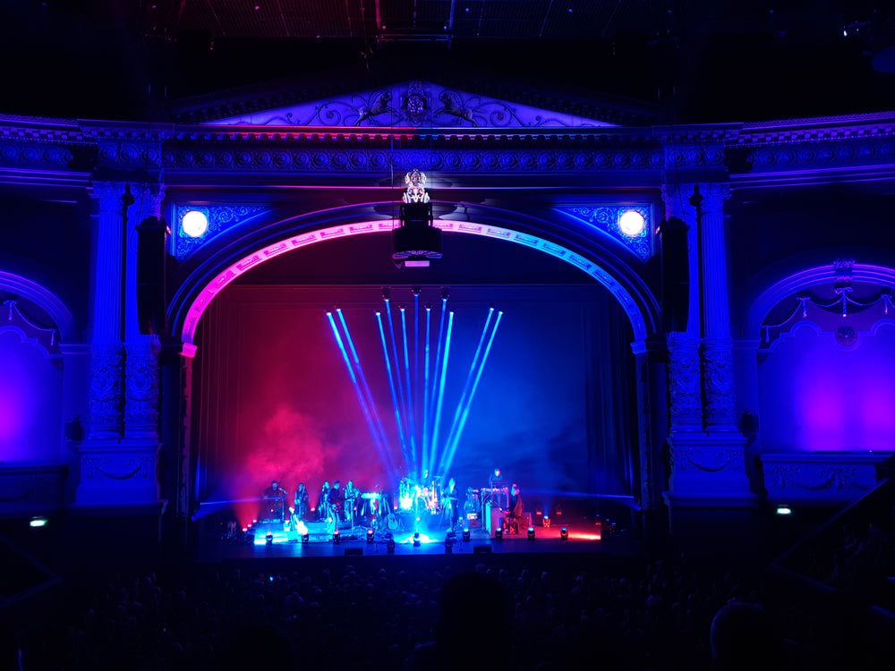 HAEVN op het podium van Carré, onder blauwe en paarse verlichting.