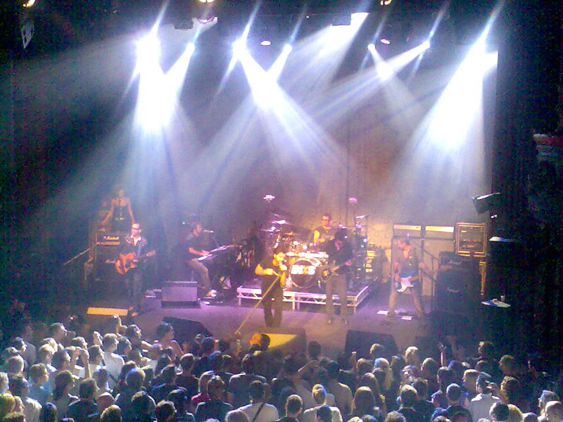 INXS tijdens een optreden in juni 2007, met de bezetting uit die periode.