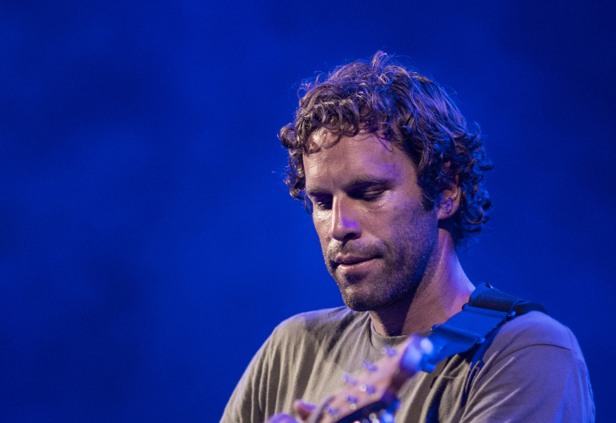 Jack Johnson met akoestische gitaar in de Waikiki Shell, Honolulu, 1 augustus 2014.