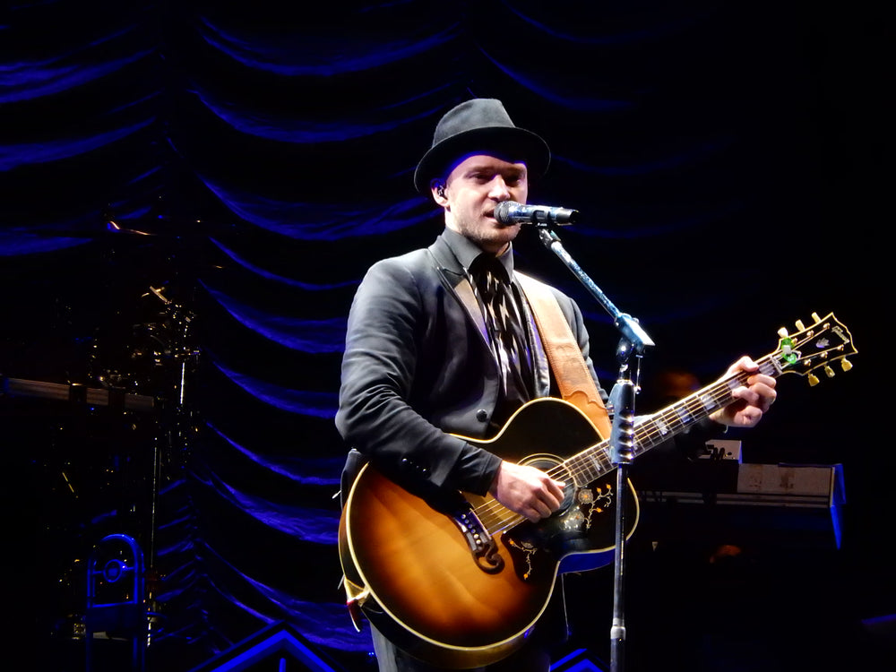 Justin Timberlake met gitaar op V Festival in Chelmsford, 16 augustus 2014