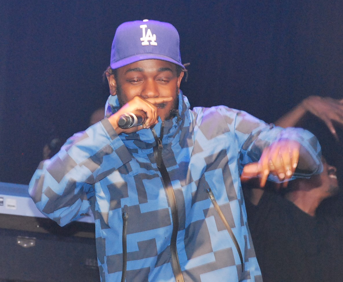 Kendrick Lamar met microfoon tijdens een optreden in Hollywood Palladium