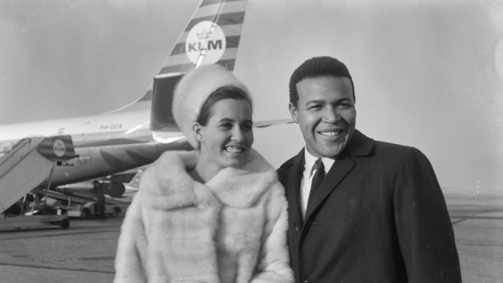 Chubby Checker en Catharina Lodders op Schiphol, 23 december 1964.