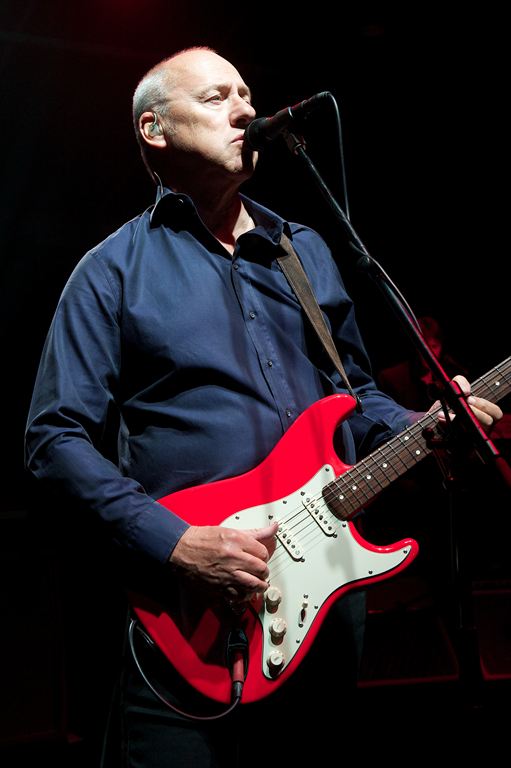Mark Knopfler, medeoprichter van The Notting Hillbillies, tijdens een optreden in 2012