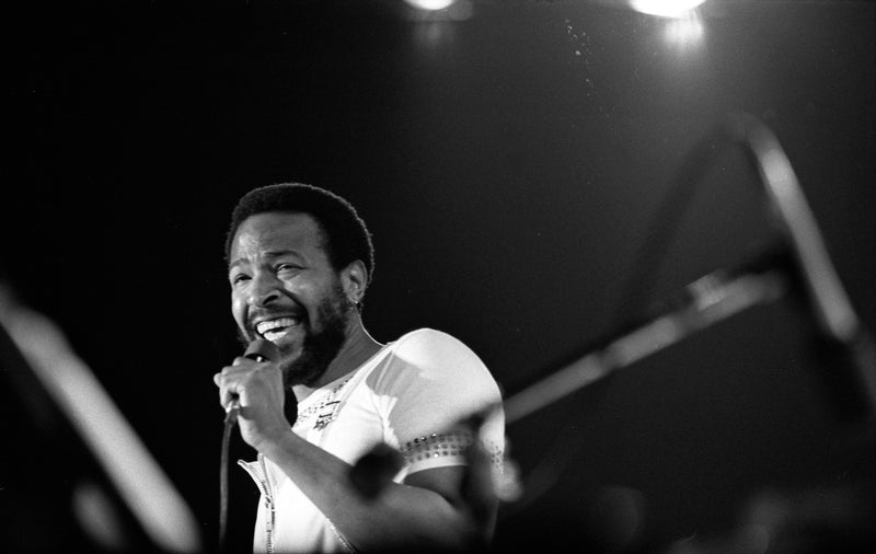 Marvin Gaye zingt tijdens een concert in het Forum in Inglewood, 1974