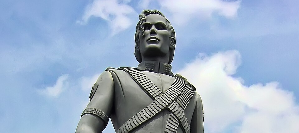 Het monumentale HIStory-promotiestandbeeld van Michael Jackson tegen een blauwe lucht