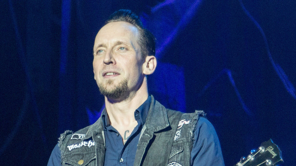 Michael Poulsen van Volbeat op het podium van Nova Rock