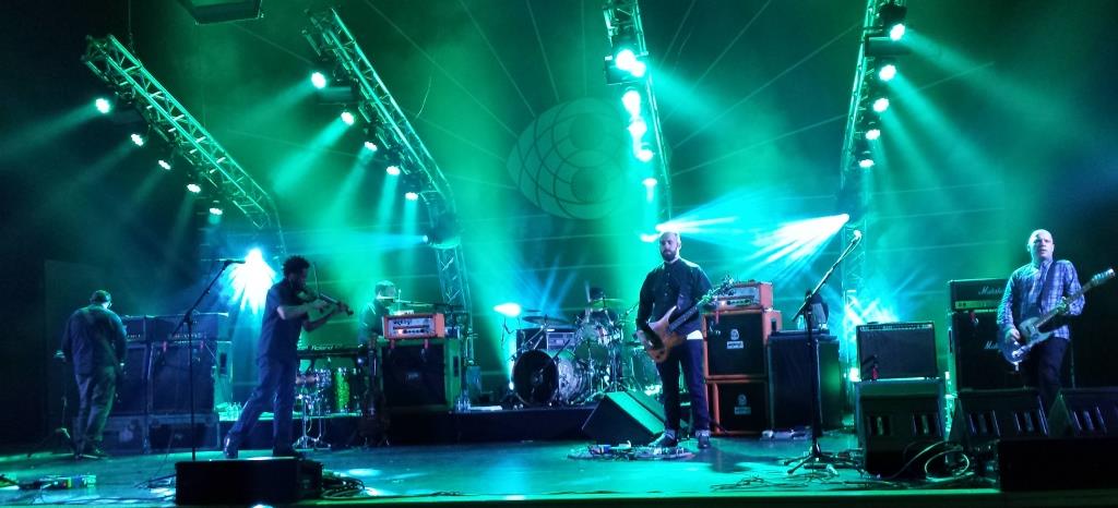 Mogwai op het podium van Royal Festival Hall in 2014, onder groene podiumverlichting.