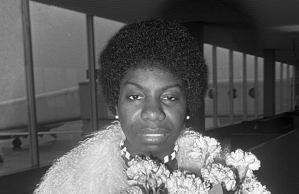 Nina Simone tijdens haar aankomst op Schiphol in 1969