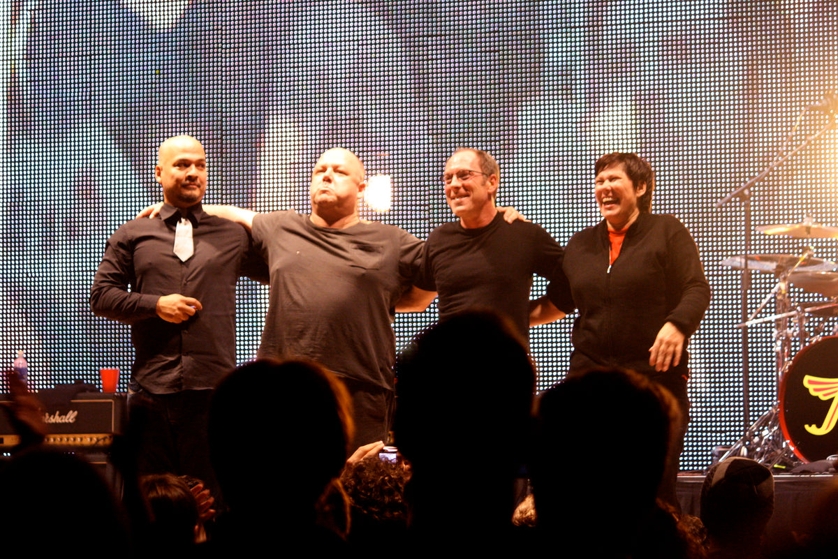 Joey Santiago, Black Francis, David Lovering en Kim Deal van Pixies staan samen op het podium in Washington DC in 2009.