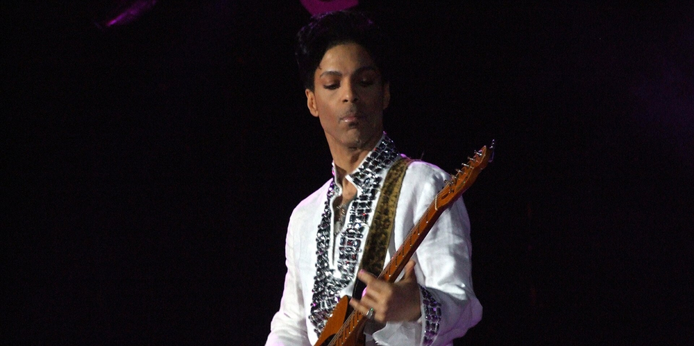 Prince met gitaar tijdens zijn optreden op Coachella in 2008
